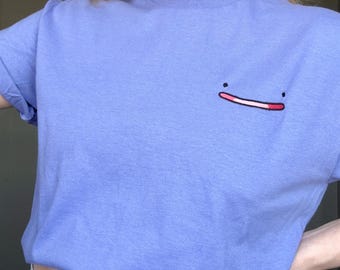 Camiseta minimalista bordada con sonrisa / Camiseta con personaje sutil y adorable / Regalo estético para gamers
