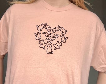 Meine Katze und ich sprechen Scheiße über Sie besticktes T-Shirt | Lustiges Katzen-Herz-T-Shirt | Sarkastisches Katzen-Liebhaber-Geschenk