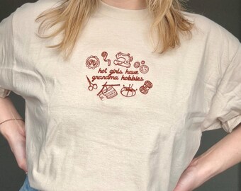 Heiße Mädchen haben Oma Hobbies besticktes T-Shirt | Niedliches Nähen Stricken T-Shirt | Lustiges Handwerk Geschenk