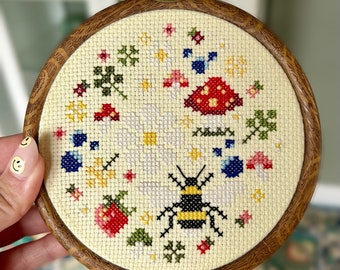 Arte de pared en punto de cruz con abeja, margarita, hongo, fresa y arándano - TERMINADO