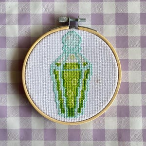 Wzór haftu krzyżykowego fiolka z kwasem