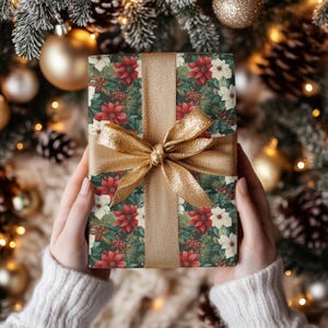 Könnte beinhalten: Ein Geschenk mit goldener Schleife und Geschenkpapier mit rotem und weißem Weihnachtsstern-Blumenmuster auf dunkelgrünem Hintergrund. Der Hintergrund ist verschwommen mit Weihnachtsdekorationen.