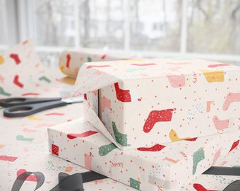 パーソナライズされたクリスマスストッキングラッピングペーパー、カスタム名入れホリデーギフトラップ、子供用お祝いペーパー、2色オプション、かわいいクリスマスパッケージ