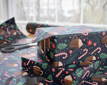 ホットココアのクリスマスラッピングペーパー – キャンディケイン、常緑樹の葉、そして華やかなダークウィンター柄が入った、心地よいホリデーマグカップギフトラップ