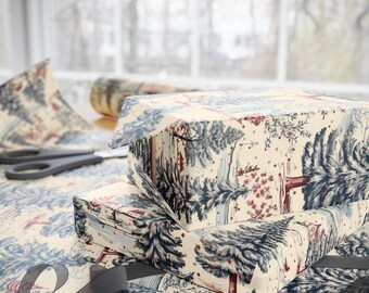 Può includere: Due scatole regalo avvolte con carta color crema con una scena di foresta blu e bordeaux. Sono visibili anche un rotolo di carta abbinata, forbici e un nastro grigio, che suggeriscono un tema festivo o per occasioni speciali.