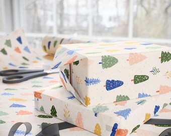 気まぐれなクリスマスツリーのラッピングペーパー、カラフルなホリデーギフトラップシート、パステルカラーの冬の森のパターン、ギフト用のかわいいクリスマスパッケージ