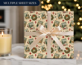 ヴィンテージクリスマスポストカードギフトラップ – リース、オーナメント、冬の村の風景を描いたレトロなホリデーラッピングペーパー、クラシックなクリスマスパッケージ