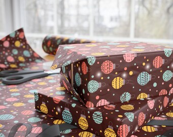 レトロでカラフルなオーナメントのクリスマスラッピングペーパー - キュートなオーナメントのホリデーギフトラップ、パステルカラーのクリスマスパターン、お祝いの包装シート