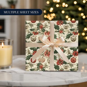 Könnte beinhalten: Ein Geschenk, das mit einem cremefarbenen Band verpackt ist. Das Geschenkpapier zeigt ein festliches Muster aus roten Weihnachtssternen, grünem Stechpalmen und goldenen Kugeln auf cremefarbenem Hintergrund. Der Text "MULTIPLE SHEET SIZES" steht in einer marineblauen Box.