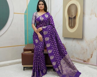 Sari di seta viola con pallu in zari a motivo pavone intessuto, ideale come abito da invitata a un matrimonio indiano.