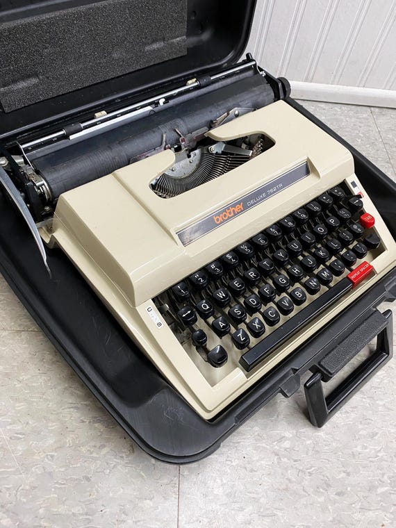 えりか様 Vintage BROTHER Deluxe 762TR 1970's Typewriter With Original Case