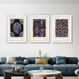 Könnte beinhalten: Drei gerahmte Drucke mit einem geometrischen Muster in Braun-, Blau- und Weißtönen. Die Drucke sind mit "Samarcande" und "E.A. Seguy" betitelt.