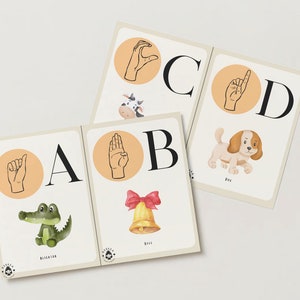Könnte beinhalten: Ein Satz von sechs Alphabet-Flashcards mit einem Buchstaben, einer Gebärdensprache-Handgeste und einer Illustration eines Tieres oder Objekts. Die Buchstaben sind A, B, C und D. Die Illustrationen beinhalten einen Alligator, eine Glocke, eine Kuh und einen Hund.