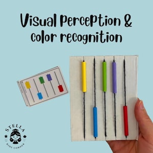 Puede incluir: Una herramienta de aprendizaje de reconocimiento de colores y percepción visual. La imagen muestra una pizarra blanca con cinco líneas negras verticales, cada una con un cilindro de diferente color. También hay un conjunto de tarjetas con patrones de color a juego. El texto de la imagen dice "Visual Perception & color recognition."