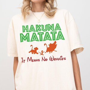 Maglietta Hakuna Matata Comfort Colors®, Maglietta Animal Kingdom, Magliette Disney Il Re Leone, Maglietta Disney Family Vacation, Maglietta It Means No Worries