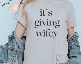 Its Giving Wifey T-shirt - Bride to Be-shirt, pasgetrouwde T-shirt, aangepast verlovingscadeau, huwelijksreisoutfit, trouwdag T-shirt, Wifey Vibes, bruid