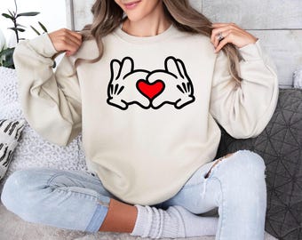 Mickey Herz Hand Sweatshirt, Mickey Herz Pullover, Herz Hand Pullover, Disneyland Valentinstag Sweatshirt, Valentinstag Hoodie,