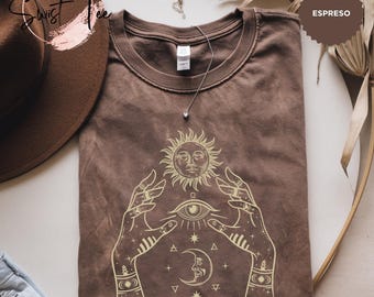 Maglietta Celestial Comfort Colors®, T-shirt con fasi lunari, T-shirt Boho Mystical Moon and Sun, Outfit Boho Moon, Abbigliamento donna Spiritual Moon, Regali