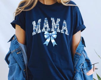 Koszula Comfort Colors® Mama, Koszula z niebieską wstążką, Prezent na Dzień Matki, Dziewczęcy, estetyczny prezent dla mamy, Urocza koszula dla mamy, Koszula z kokardą, Koszula w stylu chinoiserie
