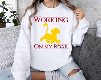 Ich arbeite an meinem Roar Disney Sweatshirt, König der Löwen Pullover, König der Löwen Animal Kingdom Hoodie, Disney Kinder Frauen und Männer Sweatshirt