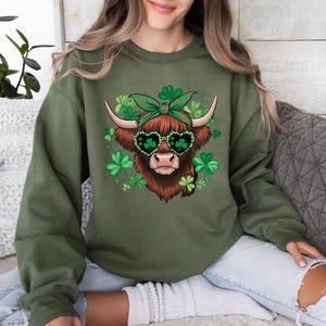 St Patrick&#39;s Day Highland Cow Shirt, Retro St Patrick&#39;s Hoodie, St Patrick&#39;s Day Sweatshirt, Shamrock Sweatshirt, Lucky Shirt for Women