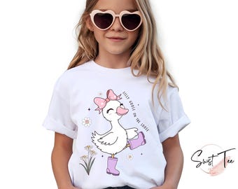サッシー・グース キッズシャツ、サッシー・グース オン・ザ・ルーズ キッズTシャツ、おもしろファームアニマルTシャツ、女の子へのかわいいギフト、女の子の誕生日Tシャツ、孫用Tシャツ