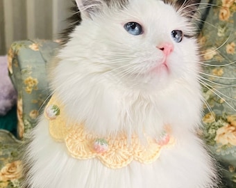 Niedliche weiche Creme Häkelkragen für Katzen Kleidung gestrickte Krawatte Outfit Handgemachtes Katzen-Accessoire Verstellbares Lätzchen Katzenliebhaber Geschenk für Kätzchen