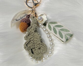 Handmade Crochet Mini Pine Cone Keychain Cute Pearl Wristlet Car Key Chain Adorable Leaves Pendant Kawaii Bag Charm Brown DIY Accessories