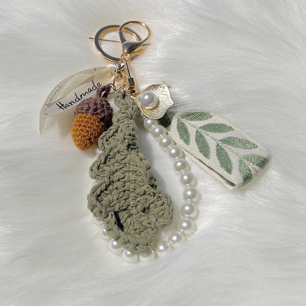 Handmade Crochet Mini Pine Cone Keychain Cute Pearl Wristlet Car Key Chain Adorable Leaves Pendant Kawaii Bag Charm Brown DIY Accessories
