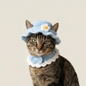 かわいい青いかぎ針編みのバケットハット、猫服、ピンクの猫コスチューム、ニットアクセサリー、面白い子犬の衣装、ペットへの素敵な贈り物、花の子猫の帽子