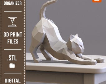 Puede incluir: Una escultura de gato geométrico gris claro en pose de estiramiento. El gato está hecho de muchas superficies triangulares planas. La imagen también incluye el texto "TREE ORGANIZER", "3D PRINT FILES", ".STL" y "DIGITAL FILE".