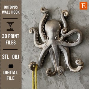 Puede incluir: Gancho de pared de pulpo plateado con ocho tentáculos. El pulpo está montado en una pared gris. El gancho está diseñado para sujetar artículos como abrigos, sombreros o bolsos.