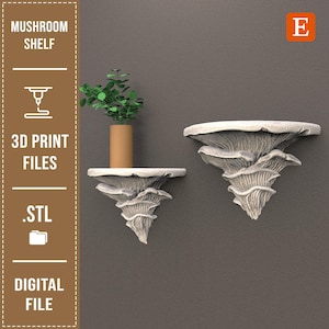 Puede incluir: Dos estantes con forma de hongo en color neutro están montados en una pared gris. Los estantes tienen un diseño texturizado y en capas. Un estante contiene un pequeño jarrón marrón con plantas verdes. El texto a la izquierda dice "Mushroom Shelf", "3D Print Files", ".STL" y "Digital File".