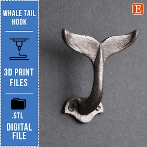 Può includere: Un gancio a forma di coda di balena in metallo scuro e strutturato. Il gancio è montato su una base decorativa con due fori per le viti. Il testo a sinistra recita "WHALE TAIL HOOK", "3D PRINT FILES" e ".STL DIGITAL FILE".