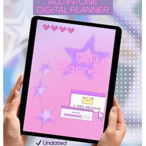 Peut inclure: Une tablette affiche un planificateur numérique, tenue par des mains. L'écran présente un design rose et violet avec "Daily Planner." Le texte en haut indique "80+ PAGES ALL-IN-ONE DIGITAL PLANNER." Autres textes: "Undated," "GoodNotes & Notability," et "Instant Download."