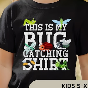 Könnte beinhalten: Schwarzes T-Shirt mit einer weißen Grafik, auf der "This is my bug catching shirt" steht, umgeben von Cartoon-Käfern. Das Shirt ist in Kindergrößen S-XL und Kleinkindgrößen 2T-5T erhältlich.