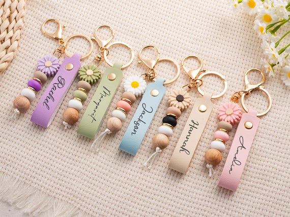 Personalized Keychain Daisy Bead Pendant– Custom Name– Birthday Flower Keychain– Perfect Bag Charm– Gift for Women– Anniversary Gift