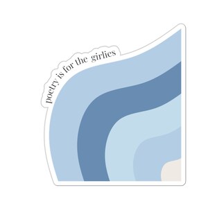 Könnte beinhalten: Ein Aufkleber mit einem wellenförmigen Design in Blautönen und einem weißen Rand. Der Text "poetry is for the girlies" ist in einer geschwungenen Schrift am oberen Rand gedruckt. Das Design hat eine Retro-Ästhetik.