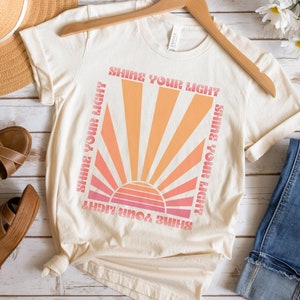 Shine Your Light T-Shirt | Sei das Licht-Shirt | Sonnenschein T-Shirt | Positive Botschaft Shirt | T-Shirt | Unisex Jersey Kurzarm T-Shirt