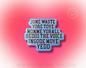 Puede incluir: Una pegatina azul con texto blanco que dice "JONE WASTE YORE TOYE MONME YORALL REDIII THE VOICE INSODE MOYE YEDD". La pegatina está sobre un fondo rosa con el texto "GOTH GIRL CLUB" debajo.