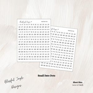 Könnte beinhalten: Zwei Blätter mit kleinen Datums-Punkten mit den Zahlen 1-31, in Reihen angeordnet. Die Blätter tragen den Text "Small Date Dots" und "Blissful Jayde Designs". Die Blattgröße beträgt 9,1 x 11,9 cm.