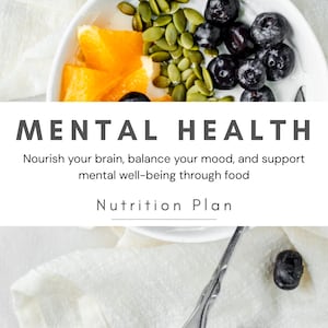 Può includere: Una ciotola bianca piena di mirtilli, semi di zucca e spicchi d'arancia. L'immagine include il testo "MENTAL HEALTH" e "Nutrition Plan". Il testo incoraggia il benessere mentale attraverso il cibo.
