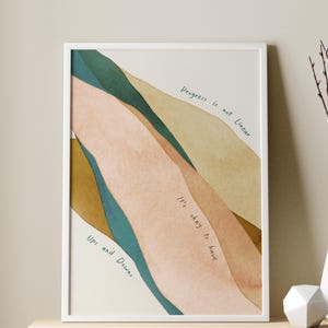Op de afbeelding: Abstracte kunstprint met een citaat over vooruitgang die niet lineair is. De print heeft een gelaagd ontwerp in de kleuren perzik, bruin en turquoise. Het citaat luidt "Vooruitgang is niet lineair. Het is oké om ups en downs te hebben."