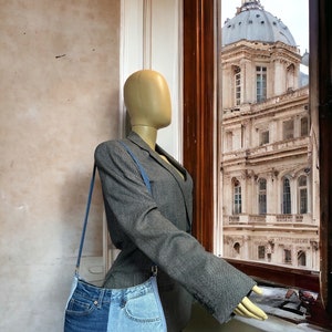 Hellblaue dunkelblaue Jeanshandtasche mit Reißverschluss, zweifarbige Akzente und Seitentaschen, nachhaltige Alltagstasche mit Taschengurt
