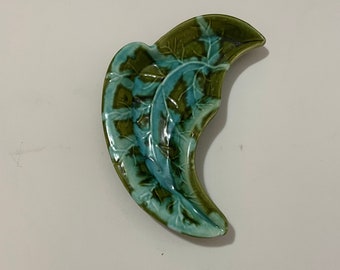 ヴィンテージの手作業で釉薬をかけた陶器の葉っぱの形をしたサービング