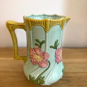 Brocca in maiolica in stile Art Déco vintage di Seymour Mann Inc., dipinta a mano, con decorazioni a rilievo, kitsch