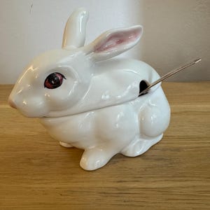 ヴィンテージ ボルダロ ポルトガル ウサギ シュガーボウルまたは調味料サービングディッシュ、イースター テーブルウェア