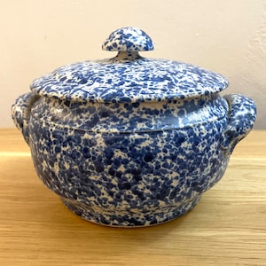 Braadpan van blauw steengoed – vintage – afgedekt – keramiek met deksel. Splatterware, spongeware, gespikkeld aardewerk