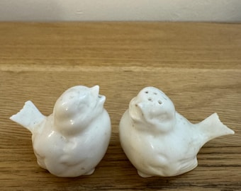 Juego de salero y pimentero vintage de porcelana fina Hammersley. Pájaros enamorados.
