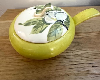 Cazuela con tapa de cerámica Red Wing Pottery vintage, modelo “Magnolia”.